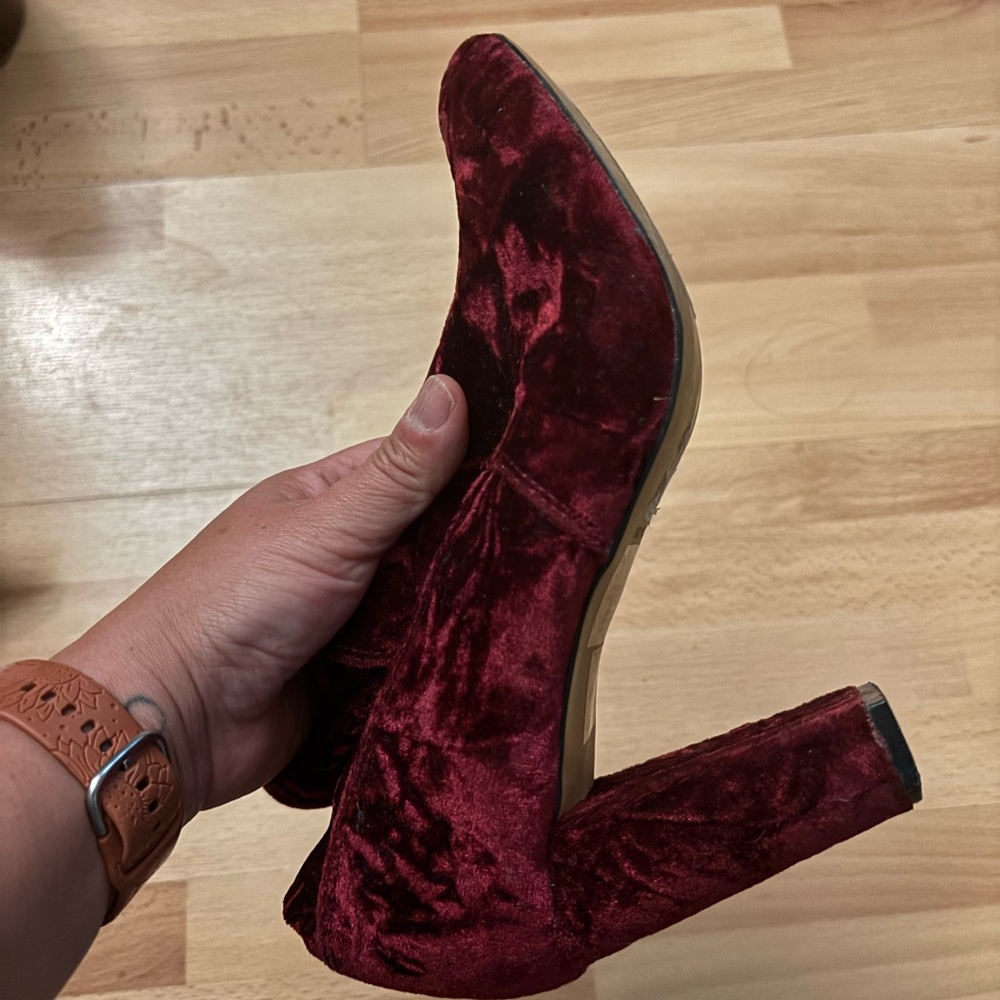 Faux Suede Taupe Block Heel 3” Booties Size 9 Burgundy Red GNO - Picture 8 of 8